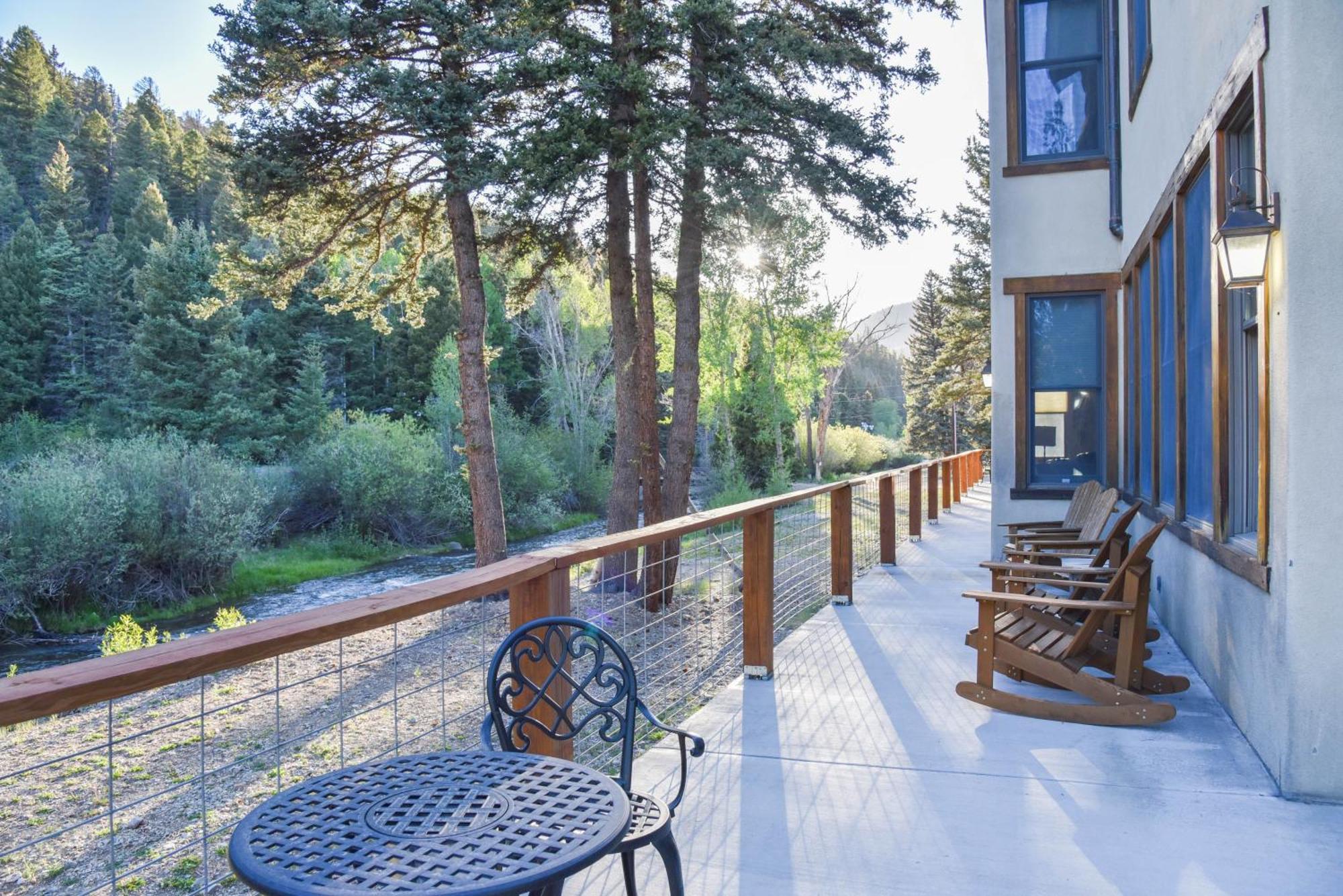 רד ריבר River Lyric Lodge - Formerly Double Dog מראה חיצוני תמונה